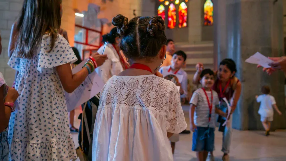 Children counting the branching columns with a guide on a family la sagrada familia tour in Barcelona
